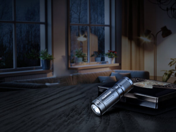 Latarka LED Fenix E02R czarna - obrazek 8